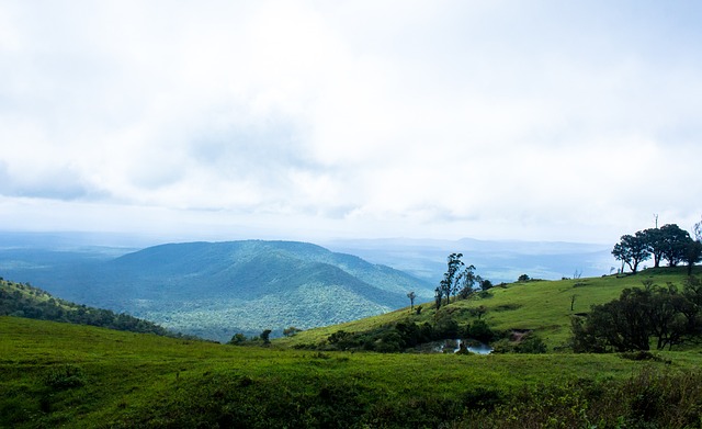 C罗挑战机器人守门员，射门频频被挡出，最后抓住漏洞进球