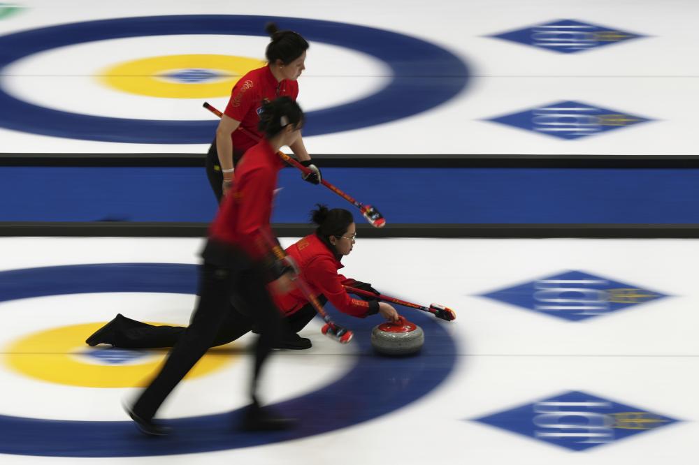 记者：邵佳一探班U22国足训练，与主帅安东尼奥相谈甚欢