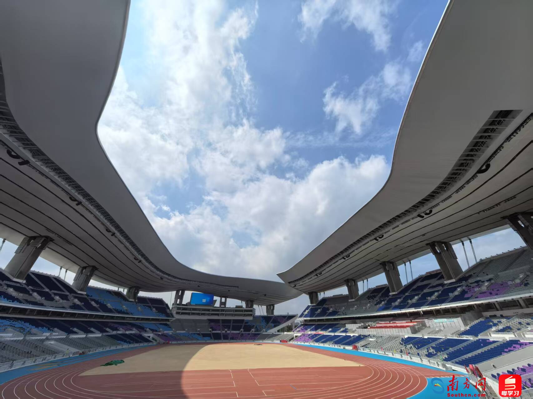 帕尔特伊听证会法院外，有抗议者举横幅批评阿森纳不作为