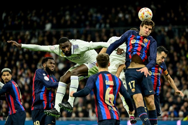 港队主场战新加坡，新加坡球员伤退时担架工作人员忍不住庆祝